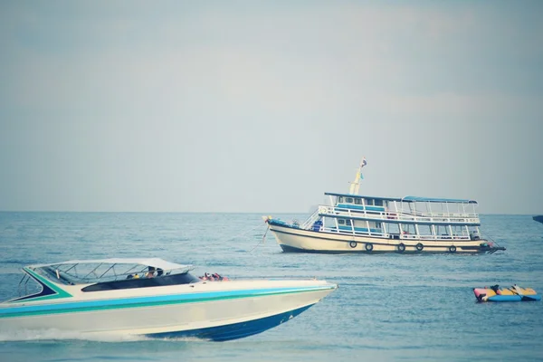Моторні човни — стокове фото