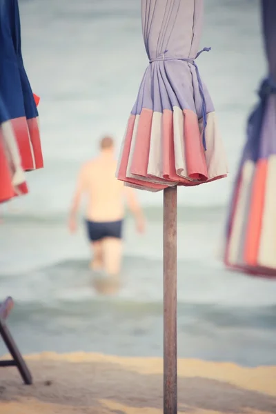 Plážové židle a deštník — Stock fotografie