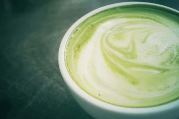 Grüner Tee und Milch — Stockfoto