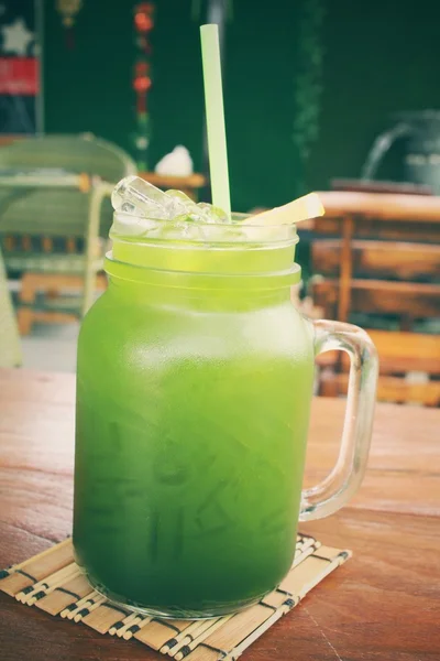 Té verde helado con limón en un frasco —  Fotos de Stock