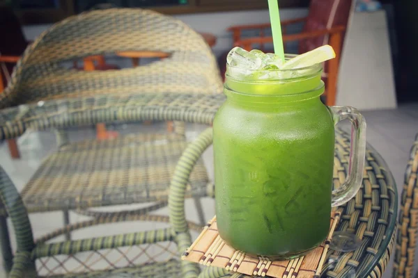 Té verde helado con limón en un frasco —  Fotos de Stock