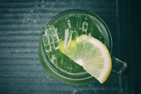 Ijs groene thee met citroen op een pot — Stockfoto