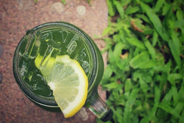 Ijs groene thee met citroen op een pot — Stockfoto