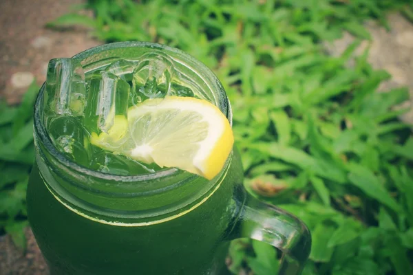 レモン瓶のアイス グリーン ティー — ストック写真