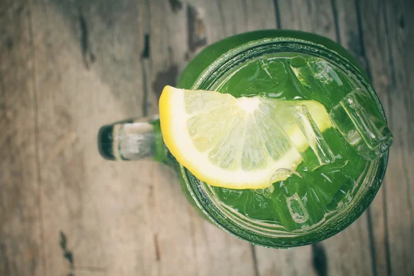Ice grönt te med citron på en burk — Stockfoto