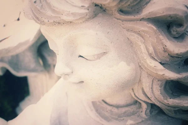 Винтажная скульптура Купидона — стоковое фото