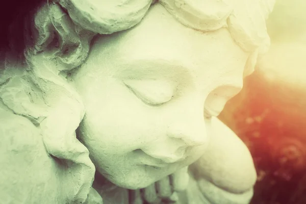 Винтажная скульптура Купидона — стоковое фото