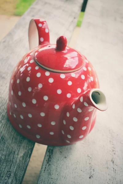 Красный чайник — стоковое фото