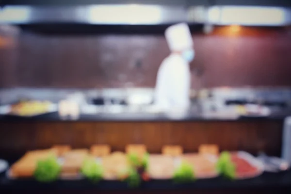 Desfocado de cozinha restaurante com chef — Fotografia de Stock