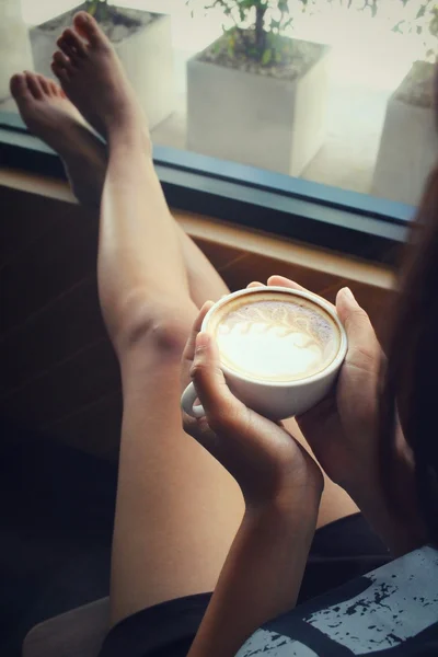 足をリラックスできるコーヒー カフェラテ アート — ストック写真