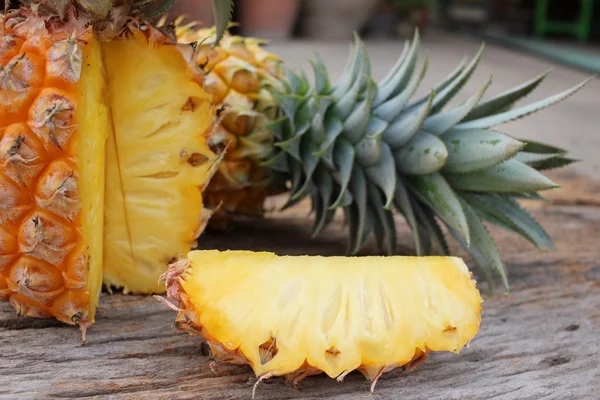 Pineapple slices — Stock Photo, Image