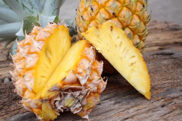 Pineapple slices — Stock Photo, Image