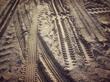 Topraktaki tekerlek izleri.