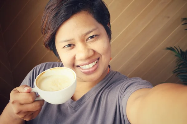 Selfie de mujer con taza de café —  Fotos de Stock