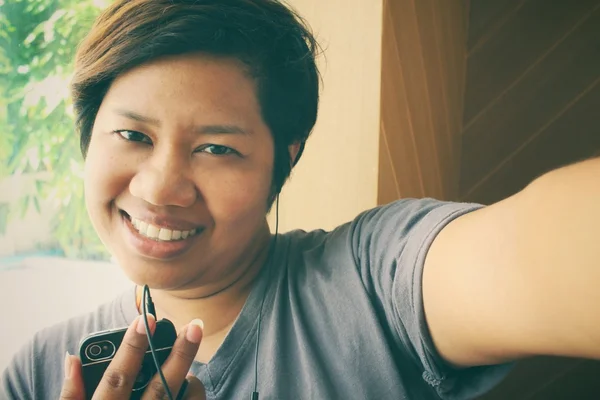 Selfie de mulher ouvindo música com telefone inteligente — Fotografia de Stock