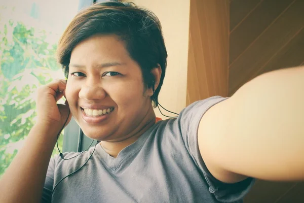 Selfie de mulher ouvindo música com telefone inteligente — Fotografia de Stock