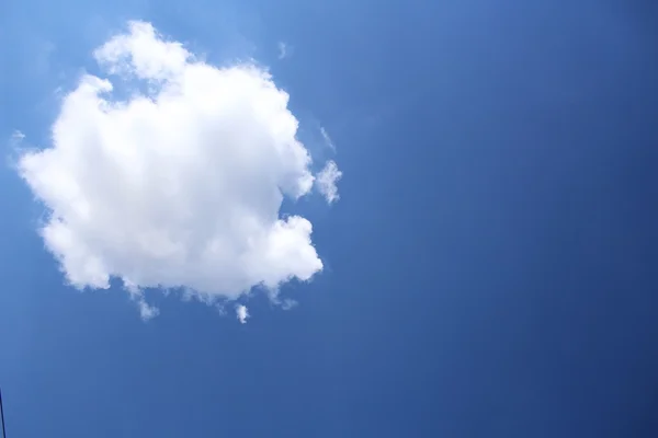 Nubes en el cielo azul. —  Fotos de Stock