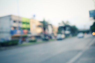 Şehirdeki araba bulanık.