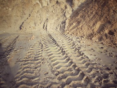 Topraktaki tekerlek izleri.