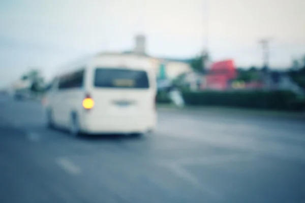 街中の車のせいで — ストック写真