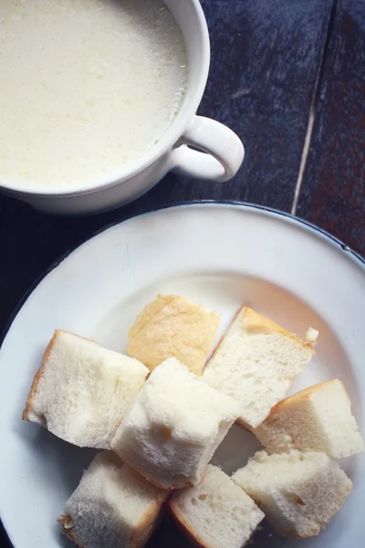 Verse melk met brood — Stockfoto