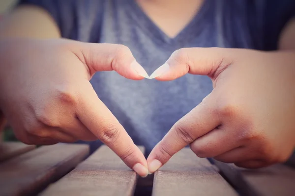 Hart van vrouw hand — Stockfoto