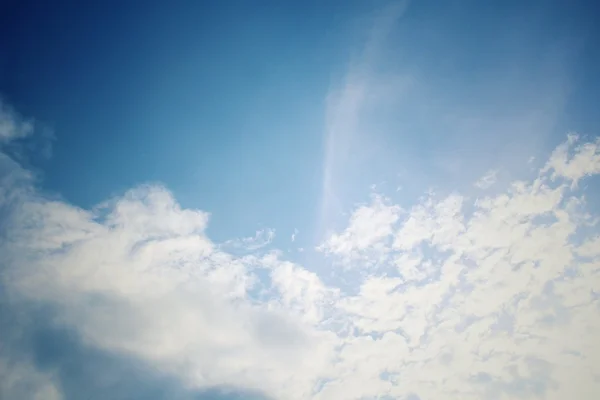 Nuvens no céu azul. — Fotografia de Stock