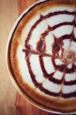 Klasik latte sanat kahvesi.