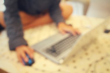 bilgisayar notebook üzerinde oynamaktan bulanık