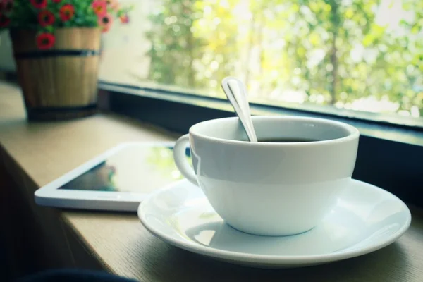 Café quente com tablet no café — Fotografia de Stock