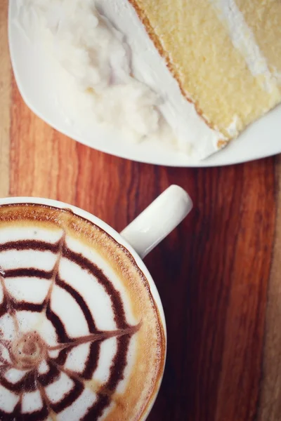 Vintage latte τέχνη καφές με κέικ — Φωτογραφία Αρχείου