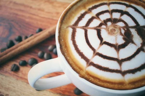 Café de arte latte vintage con canela —  Fotos de Stock