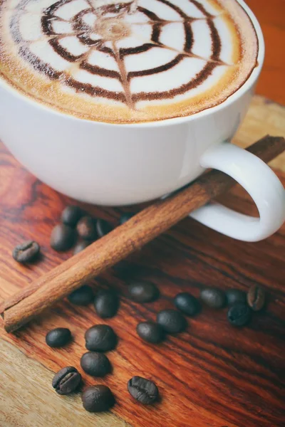 Vintage latte τέχνη καφέ με κανέλα — Φωτογραφία Αρχείου