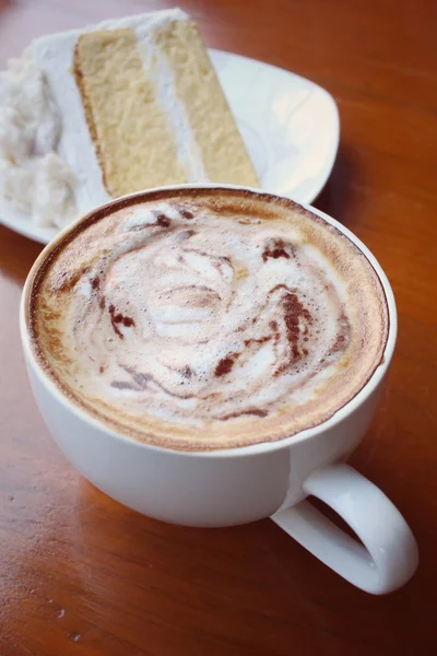 Vintage latte καφέ με κέικ — Φωτογραφία Αρχείου