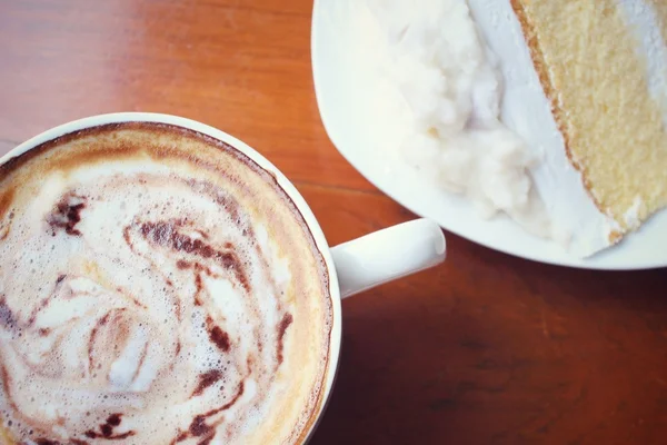 Café latte vintage avec gâteau — Photo