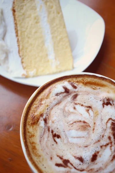 Vintage latte καφέ με κέικ — Φωτογραφία Αρχείου