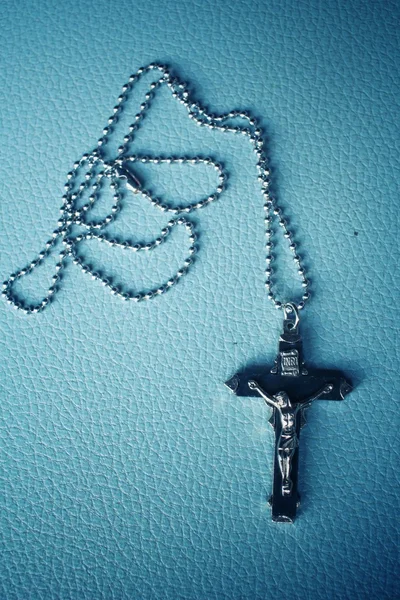 Ожерелье с крестом — стоковое фото