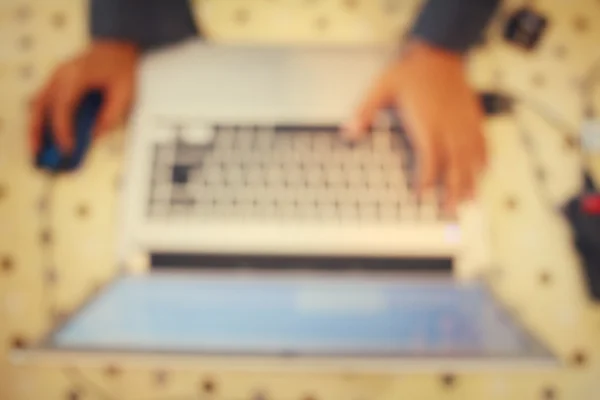 Wazig van het spelen op computer laptop — Stockfoto