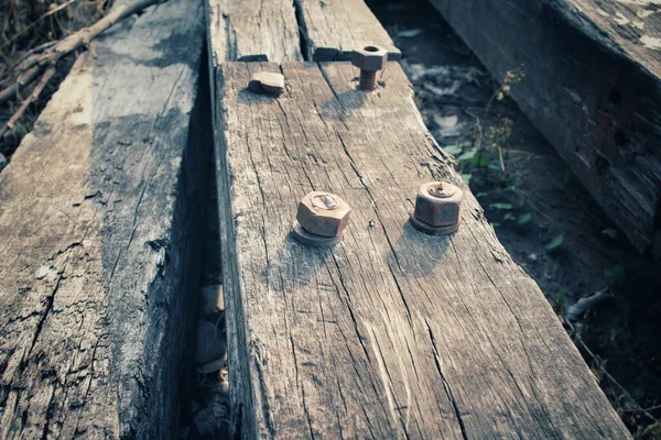Schraube mit Holz — Stockfoto