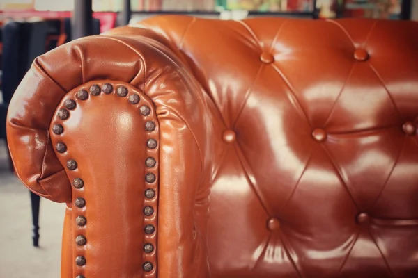 Vintage brązowy skórzana sofa — Zdjęcie stockowe