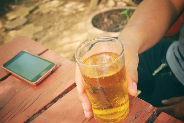 Beber cerveja com telefone inteligente — Fotografia de Stock
