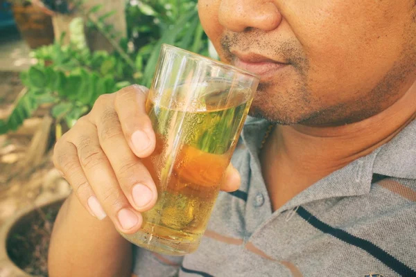 Beber cerveja com telefone inteligente — Fotografia de Stock