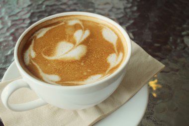 Klasik latte sanat kahvesi.