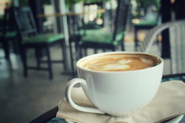 Klasik latte sanat kahvesi.