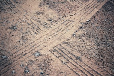 Topraktaki tekerlek izleri.
