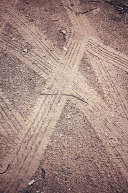 Topraktaki tekerlek izleri.