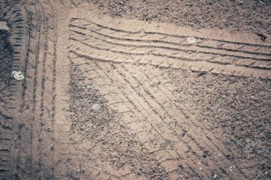 Topraktaki tekerlek izleri.