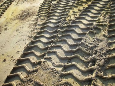 Topraktaki tekerlek izleri.