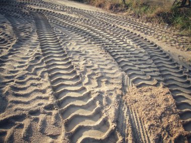 Topraktaki tekerlek izleri.