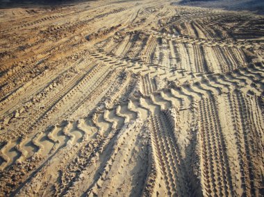 Topraktaki tekerlek izleri.